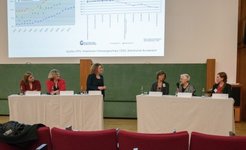Panel discussion (left): Second Mayor Katharina Fegebank, Prof. Dr. Petra Rudolf, University of Groningen, CUI Equal Opportunity Officer Marie Lutz, Dr. Angelika Paschke-Kratzin, Equal Opportunity Commissioner at Universität Hamburg, Prof. Dr. Elvira Scheich, Free University Berlin, Doris Cornils, Project leader Pro Exzellenzia.