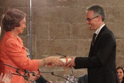 Queen Sofía of Spain presents the prize certificate to Prof. Angel Rubio.