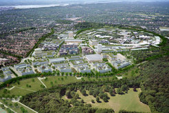 Entwurf der Science City Bahrenfeld. Das runde MPSD-Gebäude (rechts, nahe der gebogenen Petra III-Halle) und der benachbarte Institutsneubau sind auch im geplanten Stadtteil zentral gelegen.