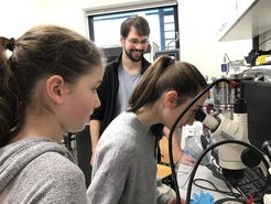 Two Girls' Day participants discover the pixels of their mobile phones under the microscope under the supervision of Alexander von Hoegen