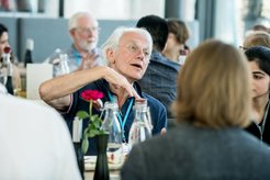 Gérard Mourou mit jungen Wissenschaftler*innen