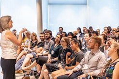Donna Strickland diskutiert mit ihrem Publikum