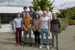 Die Gruppe in der CFEL Gebäude, Mai 2023. Von unten bis oben: Shubham Sharma, Elia Stocco, Mariana Rossi, Jorge Castro, Eszter S. Pós, Alaa Akkoush, Alan Lewis, Paolo Lazzaroni