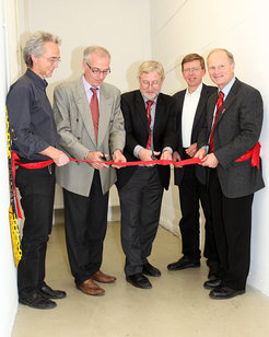 Einweihung der neuen Elektronenquelle REGAE am 7. Oktober 2011. Dr. Klaus Flöttmann (DESY), Prof. Dr. Helmut Dosch (Vorsitzender des DESY-Direktoriums), Prof. Dr. Heinrich Gräner (Dekan der MIN-Fakultät der Universität Hamburg), Dr. Reinhard Brinkmann (Direktor des DESY-Beschleunigerbereiches) und Prof. Dr. R. J. Dwayne Miller (CFEL-MPSD).