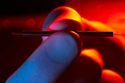 Terahertz-Beschleunigermodule passen problemlos in eine Hand.