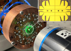 Measurement setup, in which mid-infrared and visible beams are focused onto the optoelectronic device. Insert: Image of the device on which picosecond current pulses are launched, transported and detected.